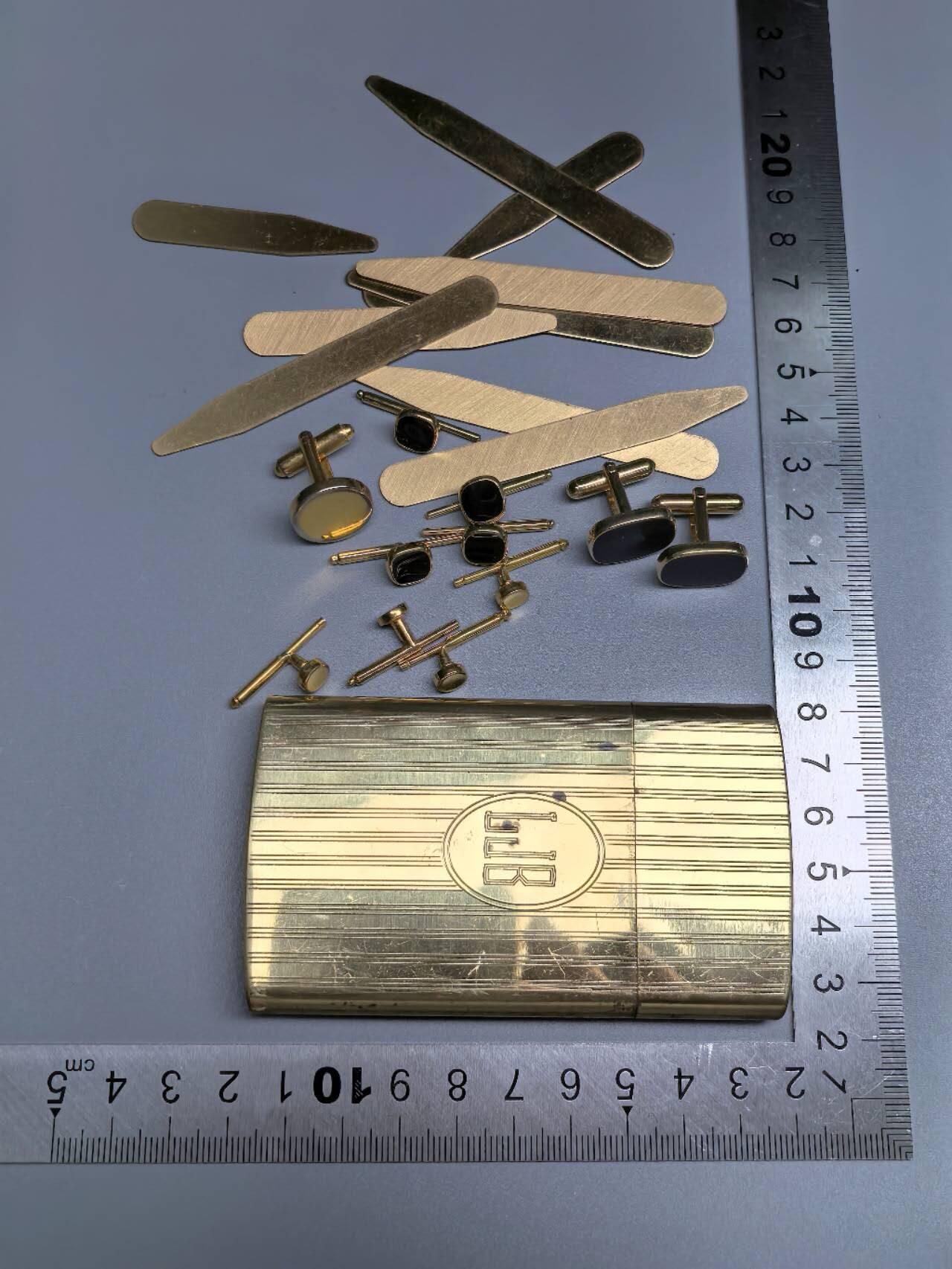 小驴勋章奖章收藏7月5日星期六晚18点拍卖（有偿代拍送拍规则在简介最后，参拍须阅读规则后再参拍，关系到运费包装发货时效真假辨别等关键信息，个人微信码在最后一个拍品） 美国海军陆战队劳伦斯·布拉德利上校的铜镀金的名片盒、衬衫领口支撑、袖扣等一组