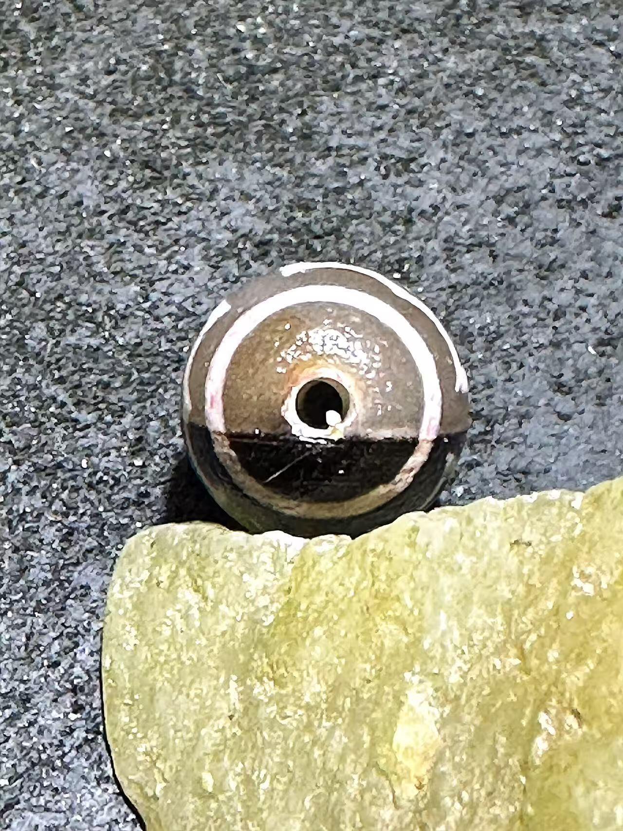 仅此一颗，藏传黑白天地大鹏天珠一颗