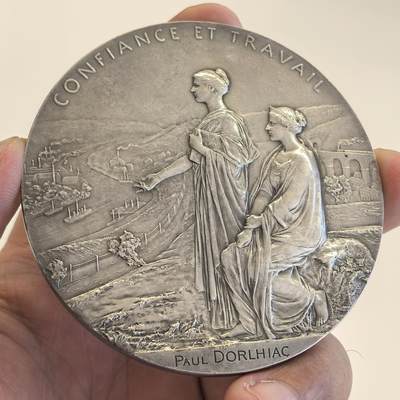 博洋堂世界钱币拍卖第129期（全场包邮） 1901年法国银行百年纪念银章｜Louis-Oscar Roty设计｜68mm 重132g｜限量3400枚。旨在纪念法国银行创立百年（1800–1900）法国雕刻名家Roty（“撒播者”图案作者）晚期代表作之一。本品保存状态优良（AU），包浆自然，细节清晰，品相出众。