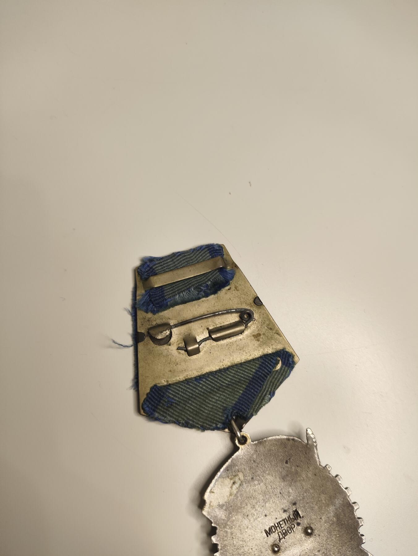 新时代收藏徽章红藏拍卖(第二十二场)   苏联原品 50年代 狭长版劳动红旗勋章 12万号 银质珐琅 上面有一点点小损伤 无关大雅