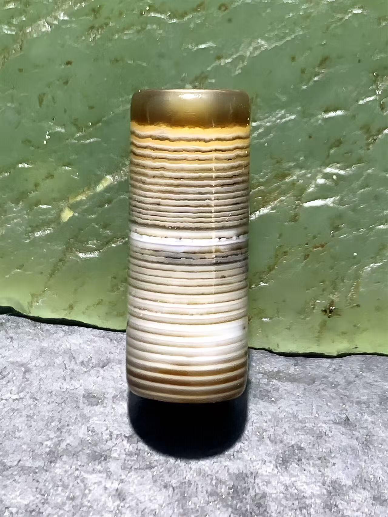 精美千层纹缠丝玛瑙直桶，桶珠一个，