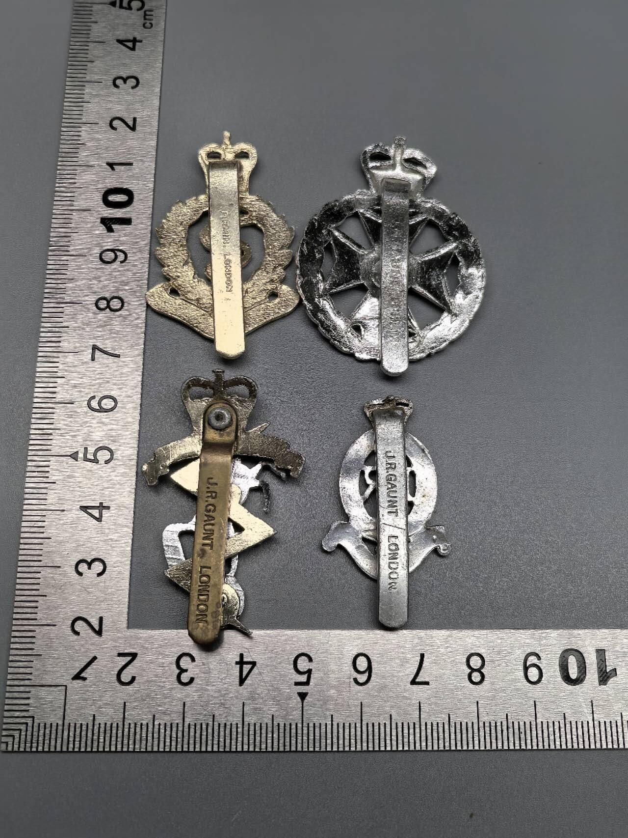 小驴勋章奖章收藏7月5日星期六晚18点拍卖（有偿代拍送拍规则在简介最后，参拍须阅读规则后再参拍，关系到运费包装发货时效真假辨别等关键信息，个人微信码在最后一个拍品） 英军大帽徽一组4枚