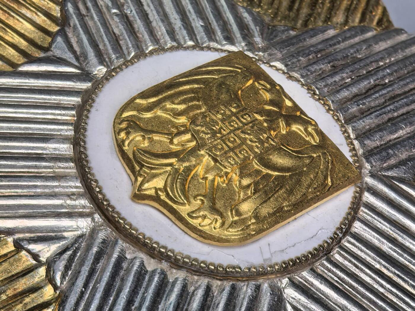 小驴勋章奖章收藏7月5日星期六晚18点拍卖（有偿代拍送拍规则在简介最后，参拍须阅读规则后再参拍，关系到运费包装发货时效真假辨别等关键信息，个人微信码在最后一个拍品） 南斯拉夫国旗勋章，银质珐琅镀金