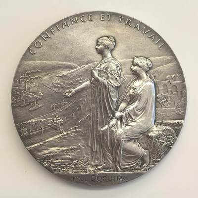 博洋堂世界钱币拍卖第129期（全场包邮） 1901年法国银行百年纪念银章｜Louis-Oscar Roty设计｜68mm 重132g｜限量3400枚。旨在纪念法国银行创立百年（1800–1900）法国雕刻名家Roty（“撒播者”图案作者）晚期代表作之一。本品保存状态优良（AU），包浆自然，细节清晰，品相出众。