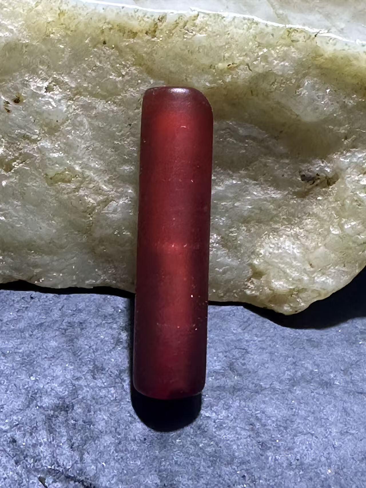 高玉化酒红色缠丝玛瑙通货直桶，桶珠一颗，