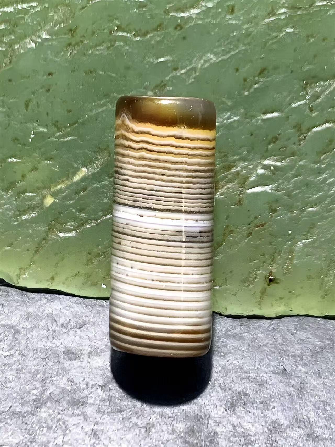 精美千层纹缠丝玛瑙直桶，桶珠一个，