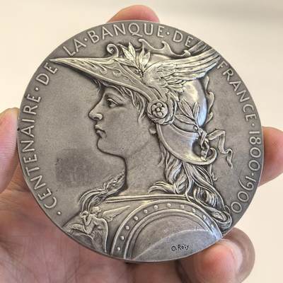 博洋堂世界钱币拍卖第129期（全场包邮） 1901年法国银行百年纪念银章｜Louis-Oscar Roty设计｜68mm 重132g｜限量3400枚。旨在纪念法国银行创立百年（1800–1900）法国雕刻名家Roty（“撒播者”图案作者）晚期代表作之一。本品保存状态优良（AU），包浆自然，细节清晰，品相出众。