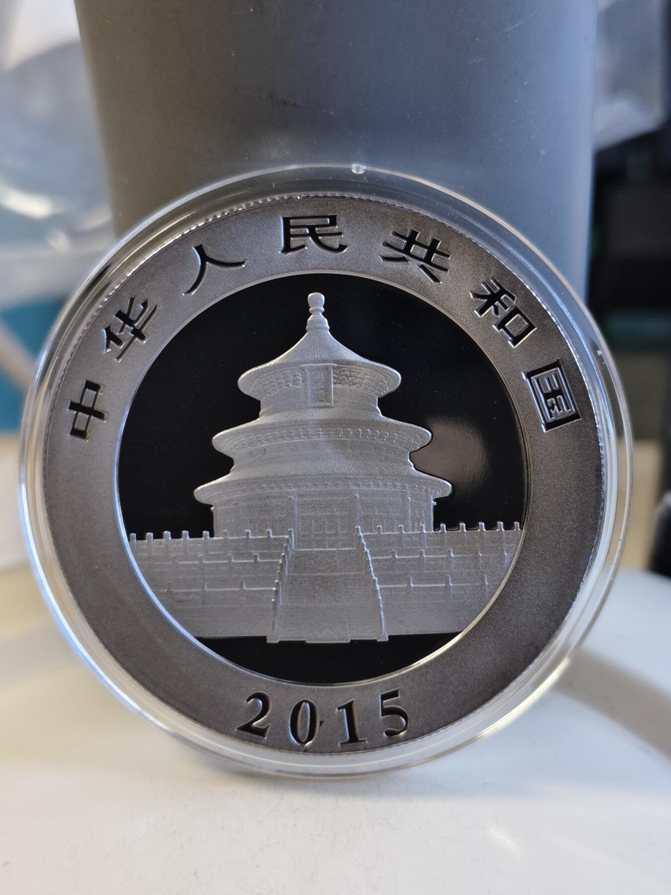 第165期拍卖【长期征集拍品】 中国2015年熊猫钌化镀金1盎司纪念银币，999银，发行1000枚，包装盒有脱皮。原价850