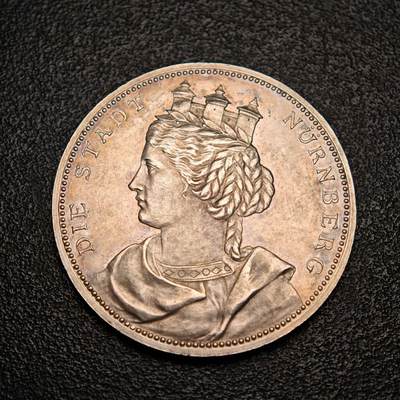 【德藏】世界币章拍卖第136期（拍品征集中~欢迎藏友联系） - 1894年 德国纽伦堡城市纪念银章 人物传神 细节丰富 直径约：33.3mm；重约：17.7g