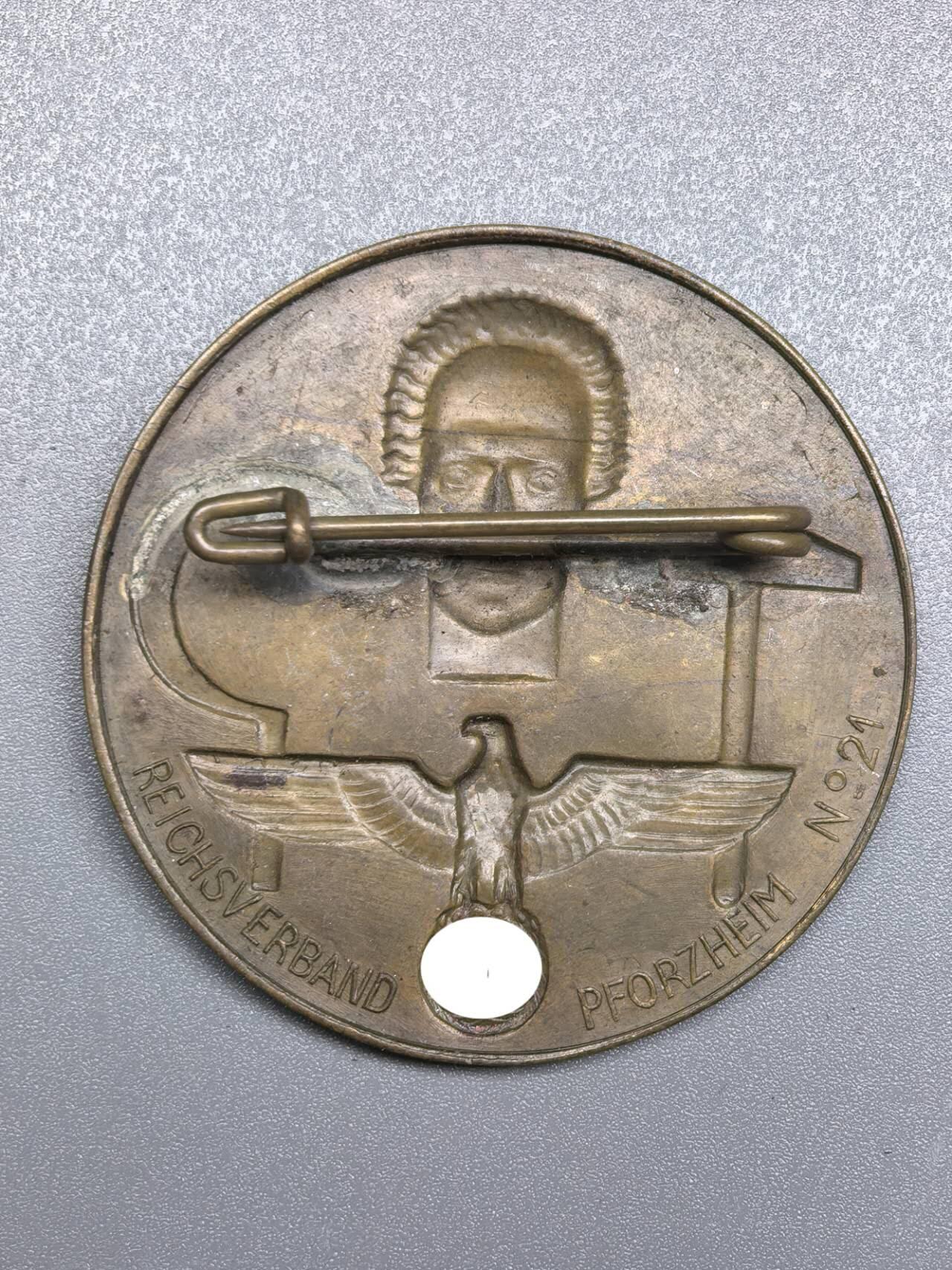 小驴勋章奖章收藏7月5日星期六晚18点拍卖（有偿代拍送拍规则在简介最后，参拍须阅读规则后再参拍，关系到运费包装发货时效真假辨别等关键信息，个人微信码在最后一个拍品） 德国德三1934年国际劳动节集会徽章，铜质，正面设计师RK标，背打reichsverband pforzheim No21厂标