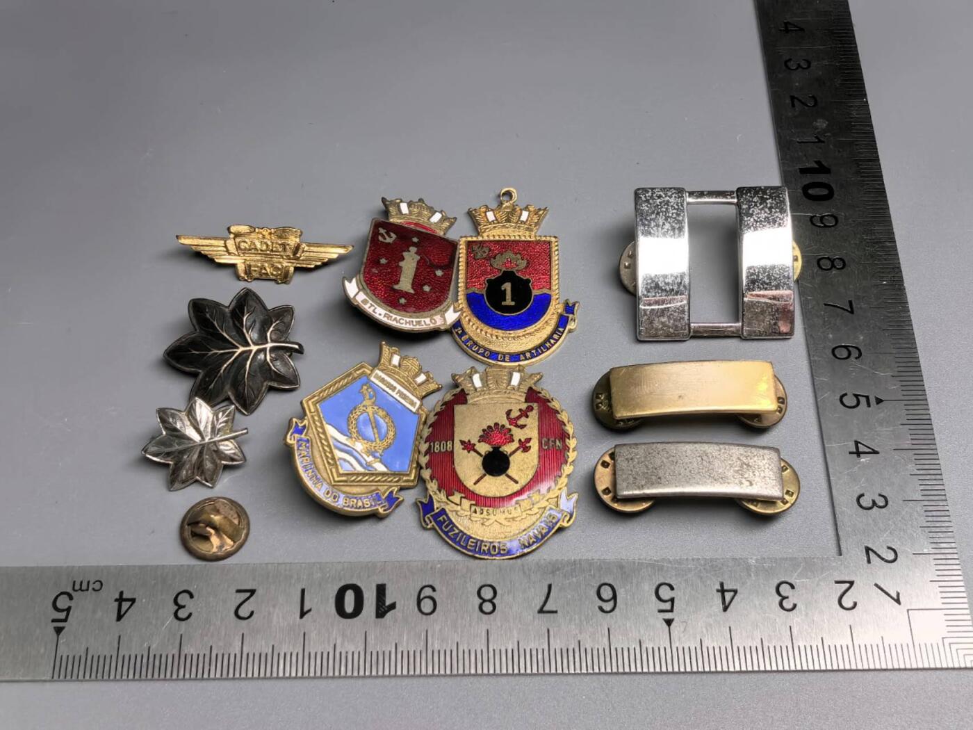 小驴勋章奖章收藏7月5日星期六晚18点拍卖（有偿代拍送拍规则在简介最后，参拍须阅读规则后再参拍，关系到运费包装发货时效真假辨别等关键信息，个人微信码在最后一个拍品） 美国海军陆战队劳伦斯·布拉德利上校的军衔、校官橡叶、部队翻号等徽章一组