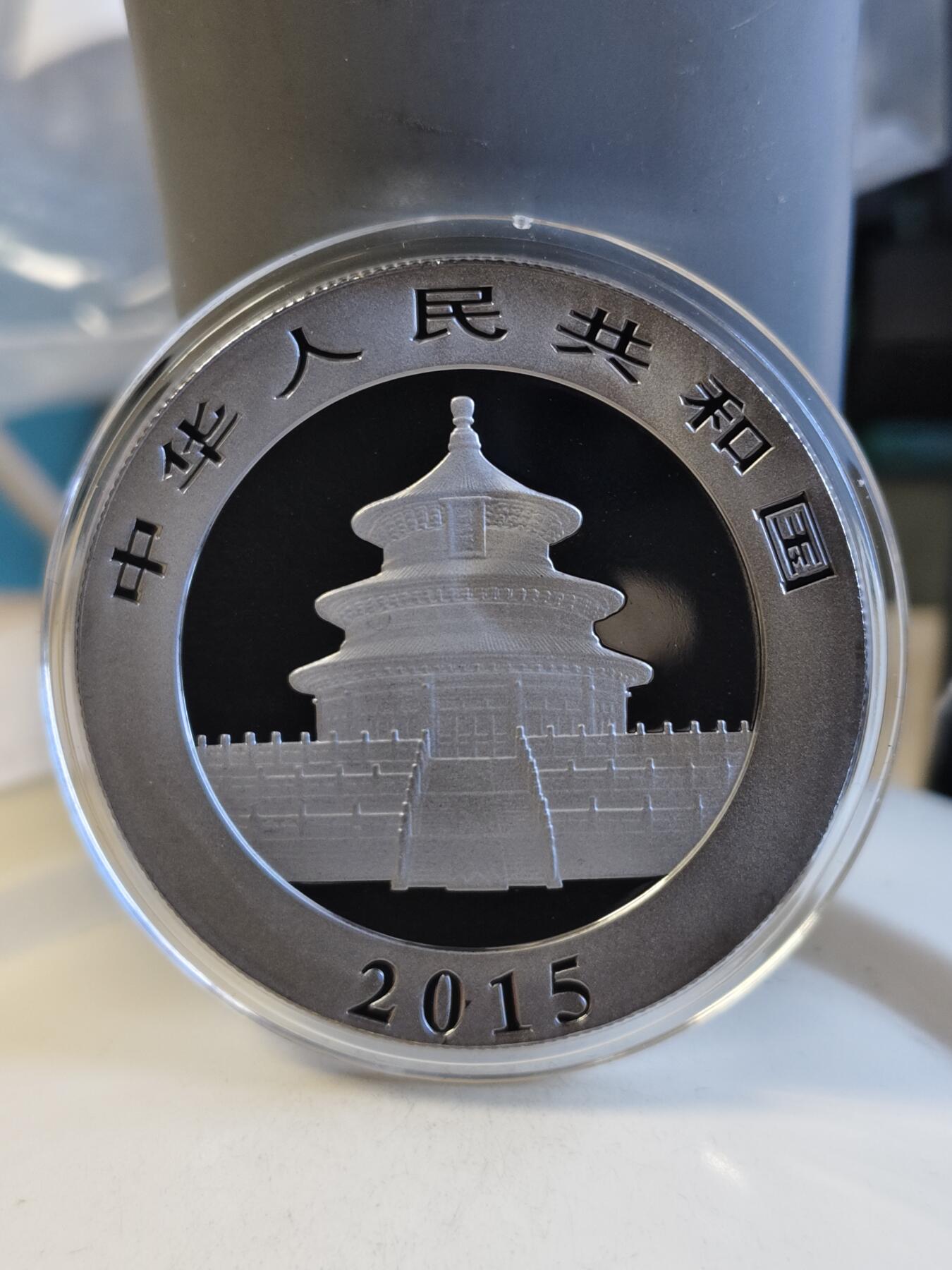 第165期拍卖【长期征集拍品】 中国2015年熊猫钌化镀金1盎司纪念银币，999银，发行1000枚，包装盒有脱皮。原价850