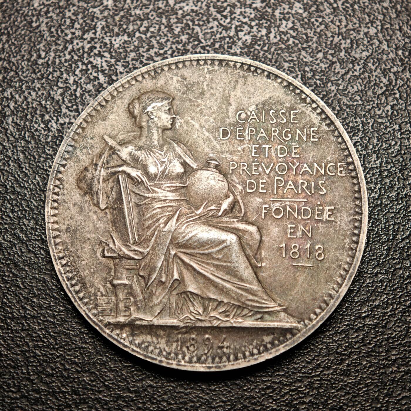 【德藏】世界币章拍卖第136期（拍品征集中~欢迎藏友联系） 1894年 法国巴黎储蓄银行纪念银章代用币 丰饶角边铭 深包浆 状态安逸 直径约：31.9mm；重约：15.7g