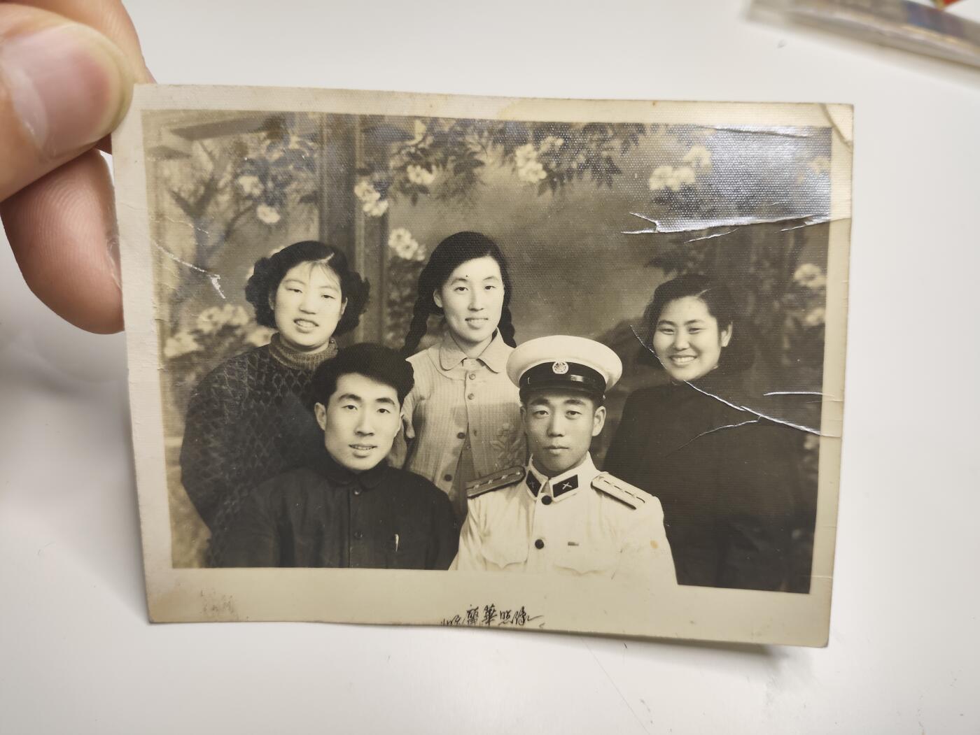 新时代收藏徽章红藏拍卖(第二十二场)   海军老照片 全家福一张