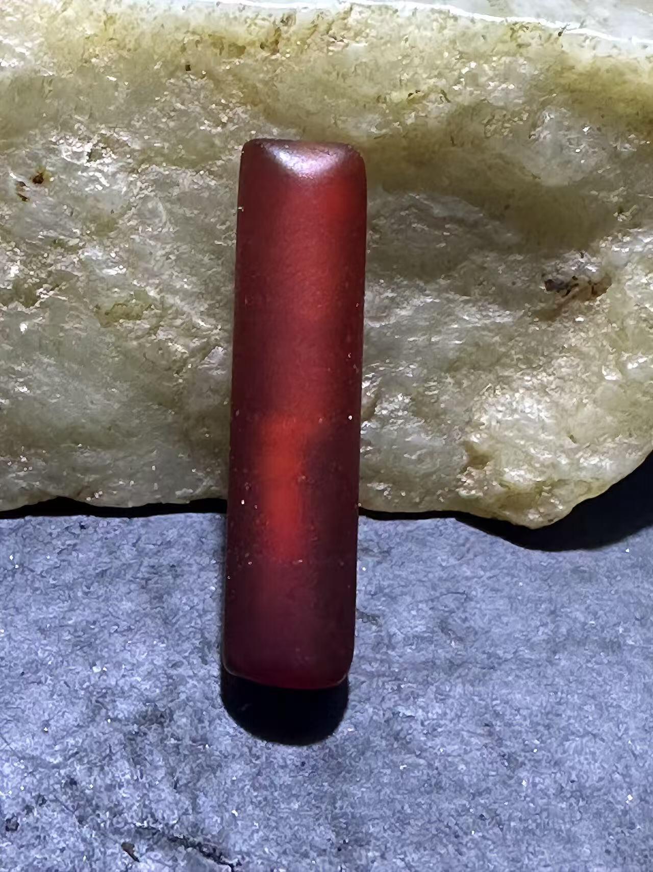 高玉化酒红色缠丝玛瑙通货直桶，桶珠一颗，
