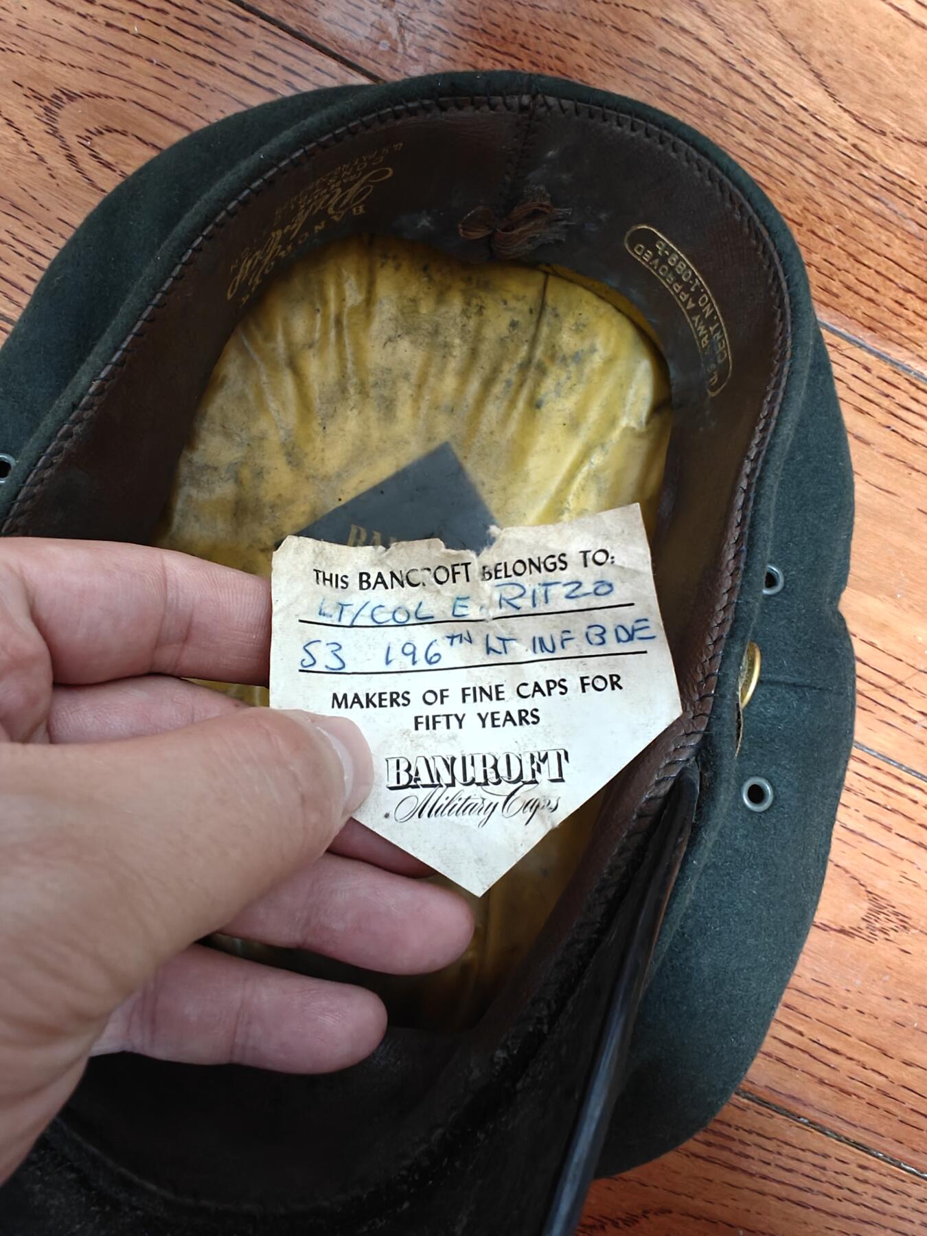 世界精品徽章拍卖～盛夏专场 有轻微发霉的刺绣版美陆军军帽一枚，韩战时期版，金属件全部完好，帽子的主人是美第三步兵师第七步兵连的工兵连连长尤金。里佐中尉，参加了长津湖战役，最后一张照片补充一下帽子主人的纸片，尤金里佐中校，最后此人退役时的军衔，当时的服役单位是驻欧洲美军部队。