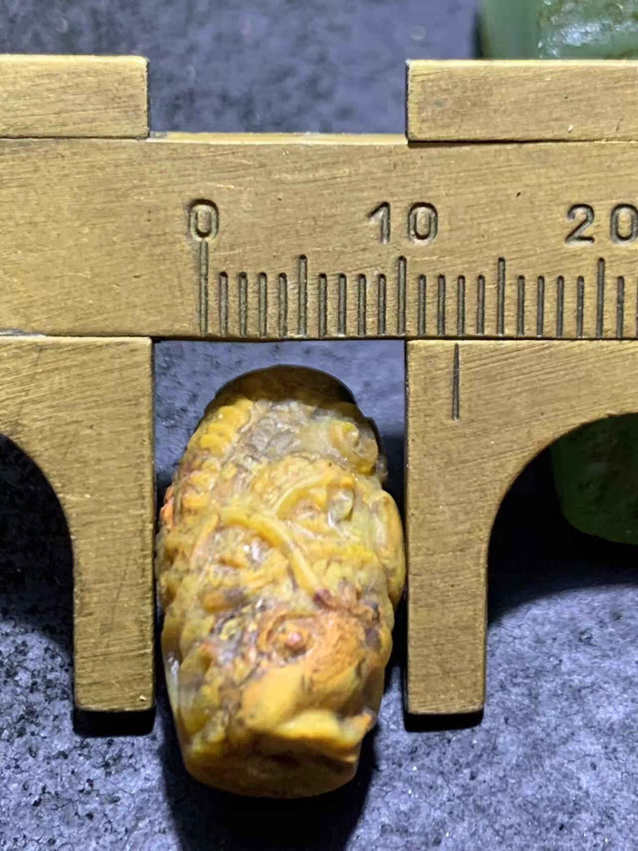 精美亚光草花纹战国红玛瑙手工俏色巧雕龙戏珠桶珠一颗！