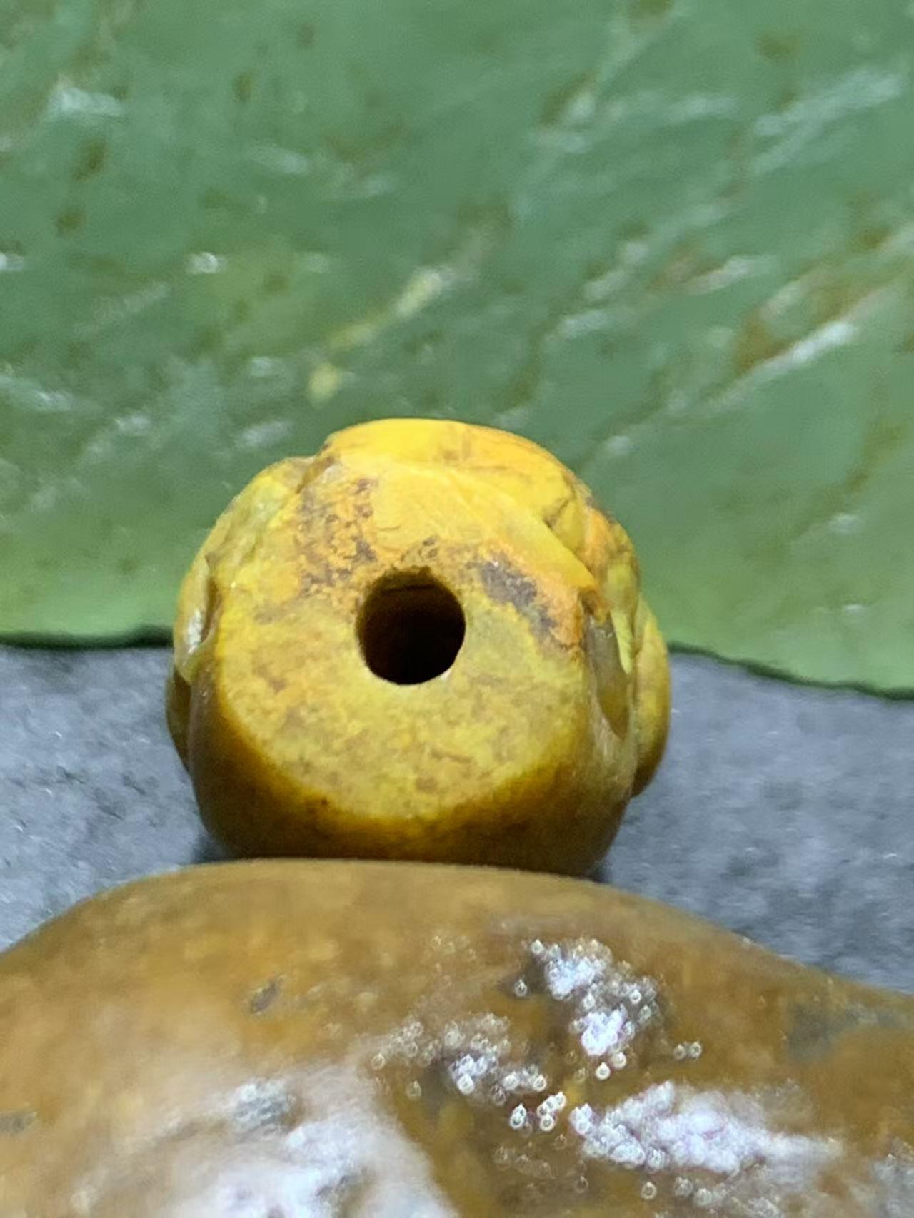 精美亚光草花纹战国红玛瑙手工俏色巧雕龙戏珠桶珠一颗！