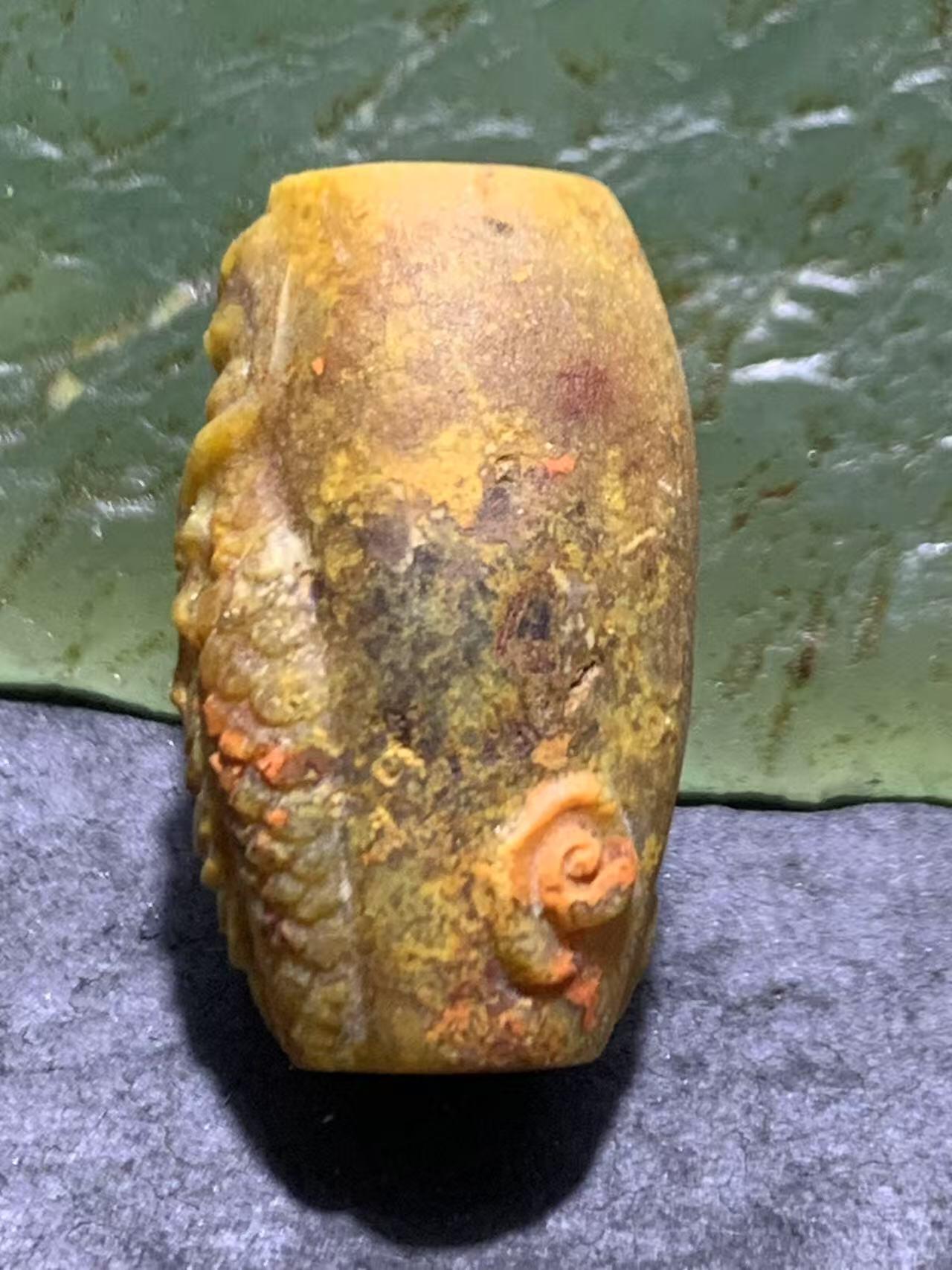 精美亚光草花纹战国红玛瑙手工俏色巧雕龙戏珠桶珠一颗！