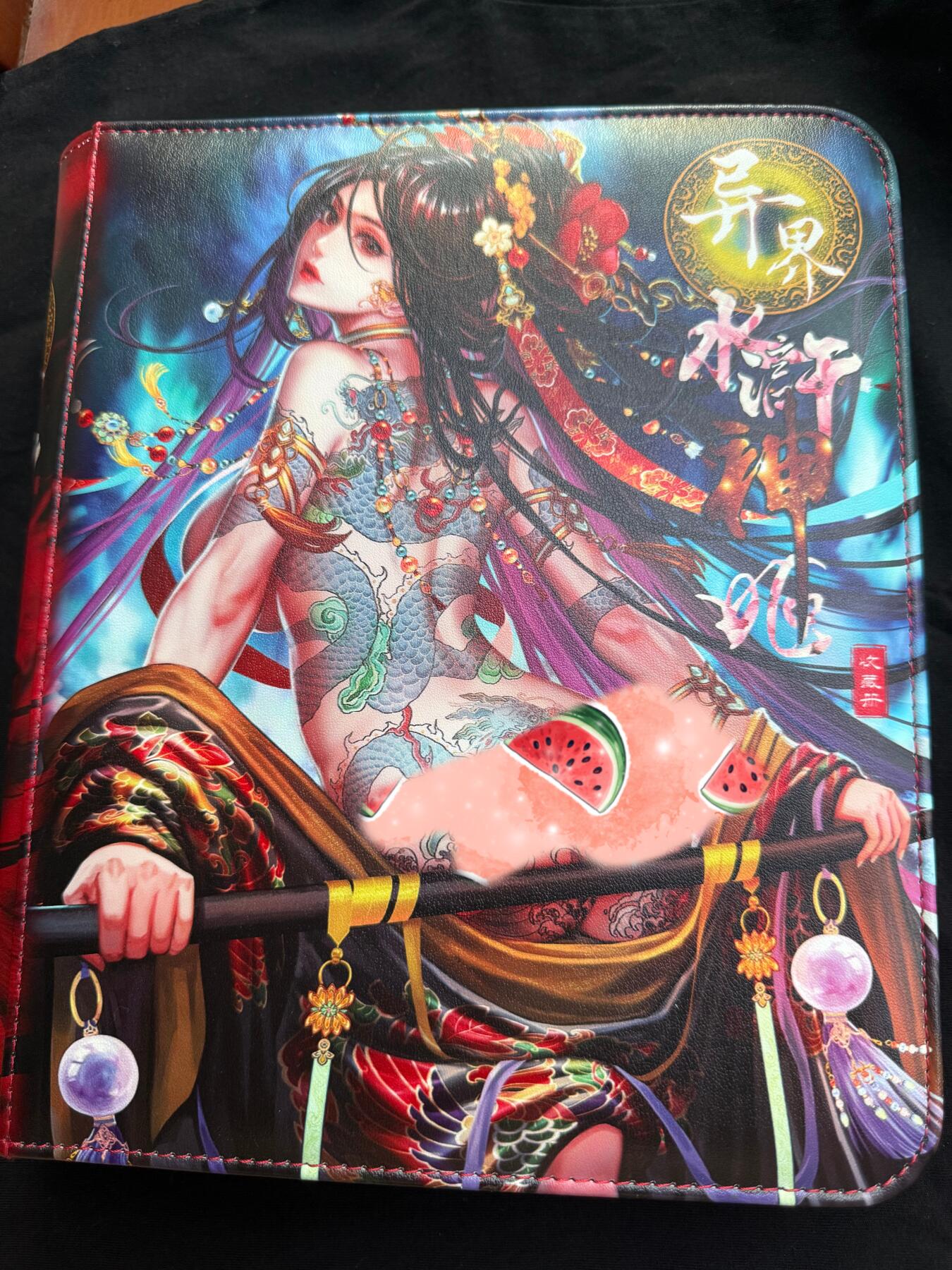 花开卡拍第29期（品控勿拍!!!拍品不寄存，运费5元，自制卡难免瑕疵，可能存在轻微撞角爆边等出厂瑕疵，品控介意勿拍！） 卡玩帕克 水浒姬 史进卡册 95新带原装卡页 底部轻微掉漆如图