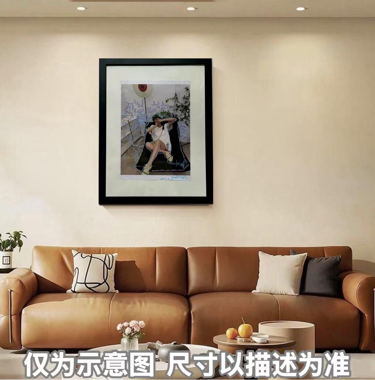 零元拍：艺术家歪歪亲笔签绘联名潮牌宣传海报《小憩》，已装裱，木制像框尺寸：43X33CM