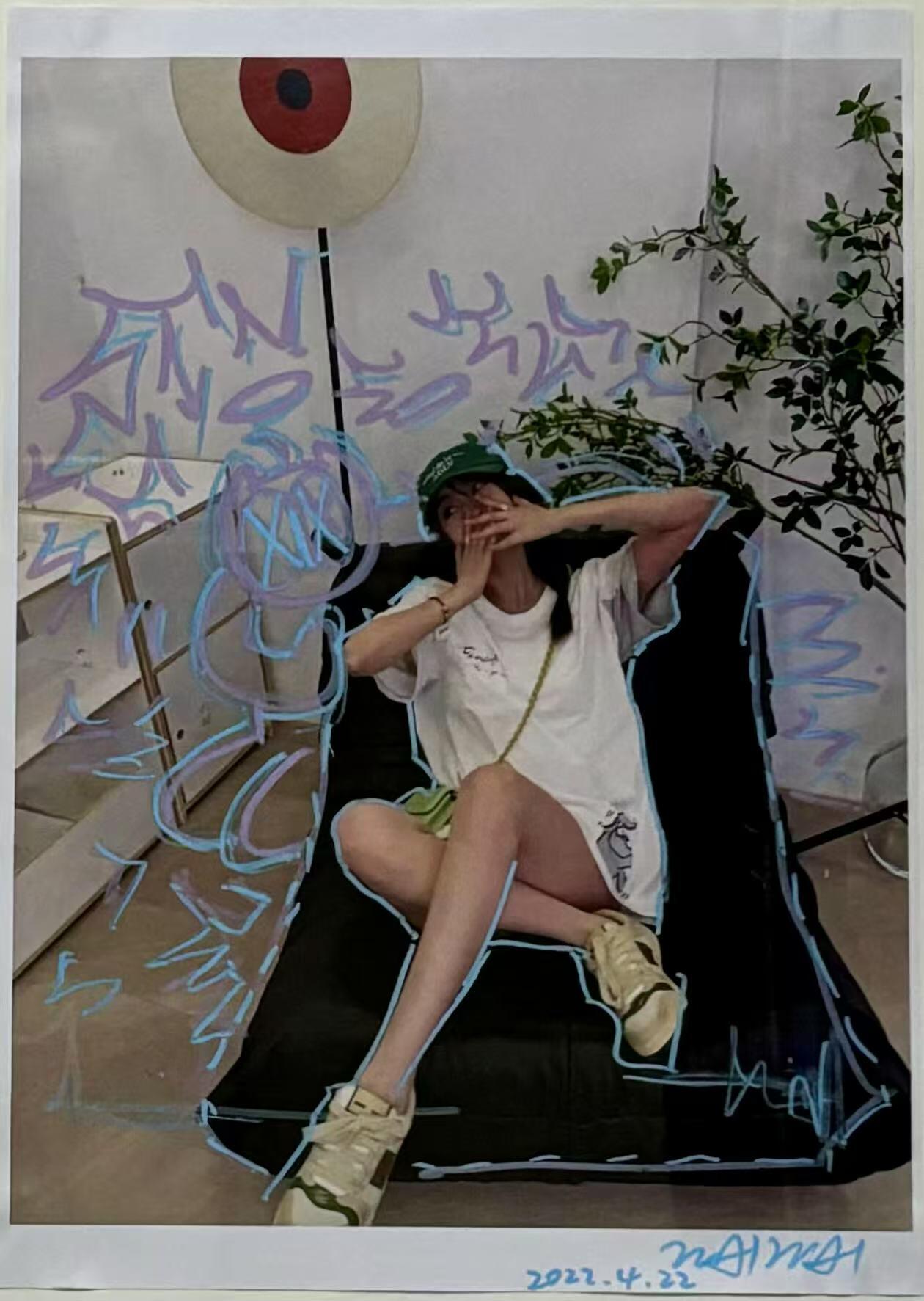 零元拍：艺术家歪歪亲笔签绘联名潮牌宣传海报《小憩》，已装裱，木制像框尺寸：43X33CM