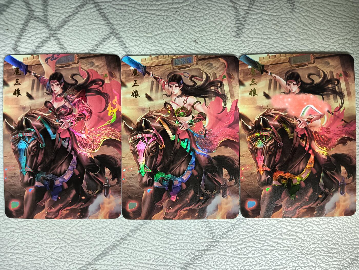 花开卡拍第29期（品控勿拍!!!拍品不寄存，运费5元，自制卡难免瑕疵，可能存在轻微撞角爆边等出厂瑕疵，品控介意勿拍！） 青鸾殿原创水浒外传 扈三娘 彩闪三渐变，有出厂明显长压痕，介意勿拍