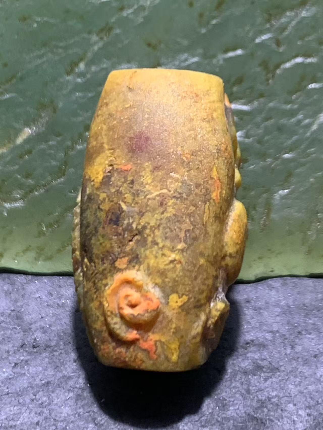 精美亚光草花纹战国红玛瑙手工俏色巧雕龙戏珠桶珠一颗！