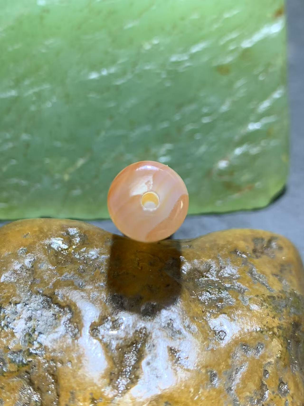 精美高玉化风化纹天眼缠丝玛瑙随形珠一颗。