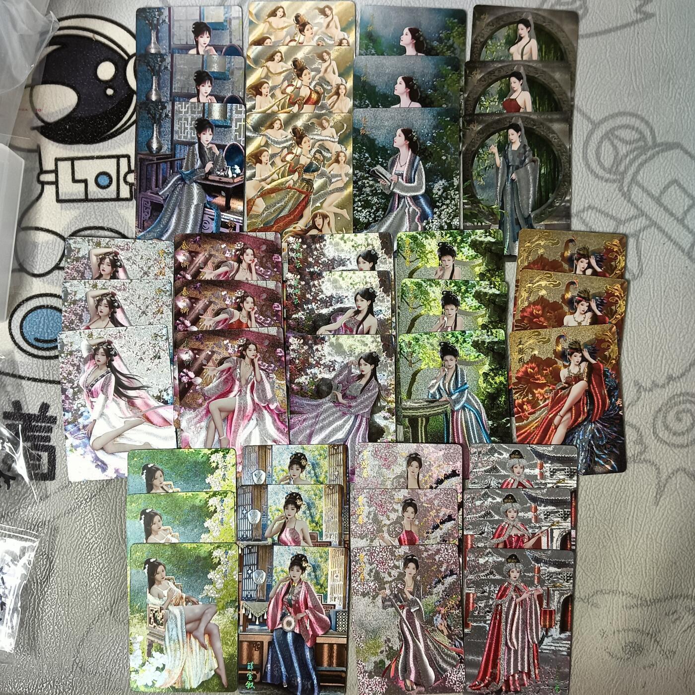 花开卡拍第29期（品控勿拍!!!拍品不寄存，运费5元，自制卡难免瑕疵，可能存在轻微撞角爆边等出厂瑕疵，品控介意勿拍！） 燎原卡牌 如梦令红楼一梦粗闪一套39张 十二钗加警幻仙子 每个人物三渐变