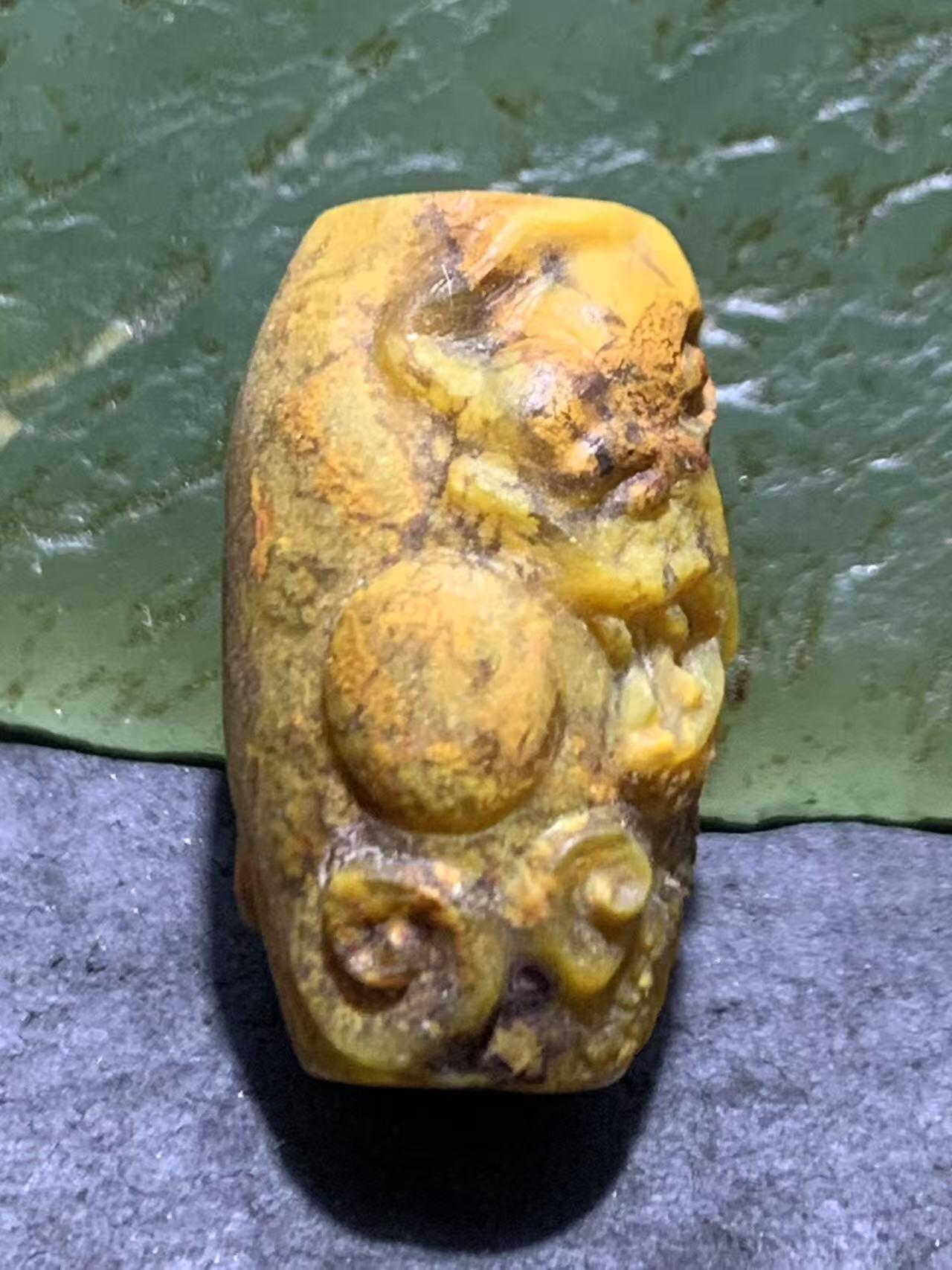 精美亚光草花纹战国红玛瑙手工俏色巧雕龙戏珠桶珠一颗！