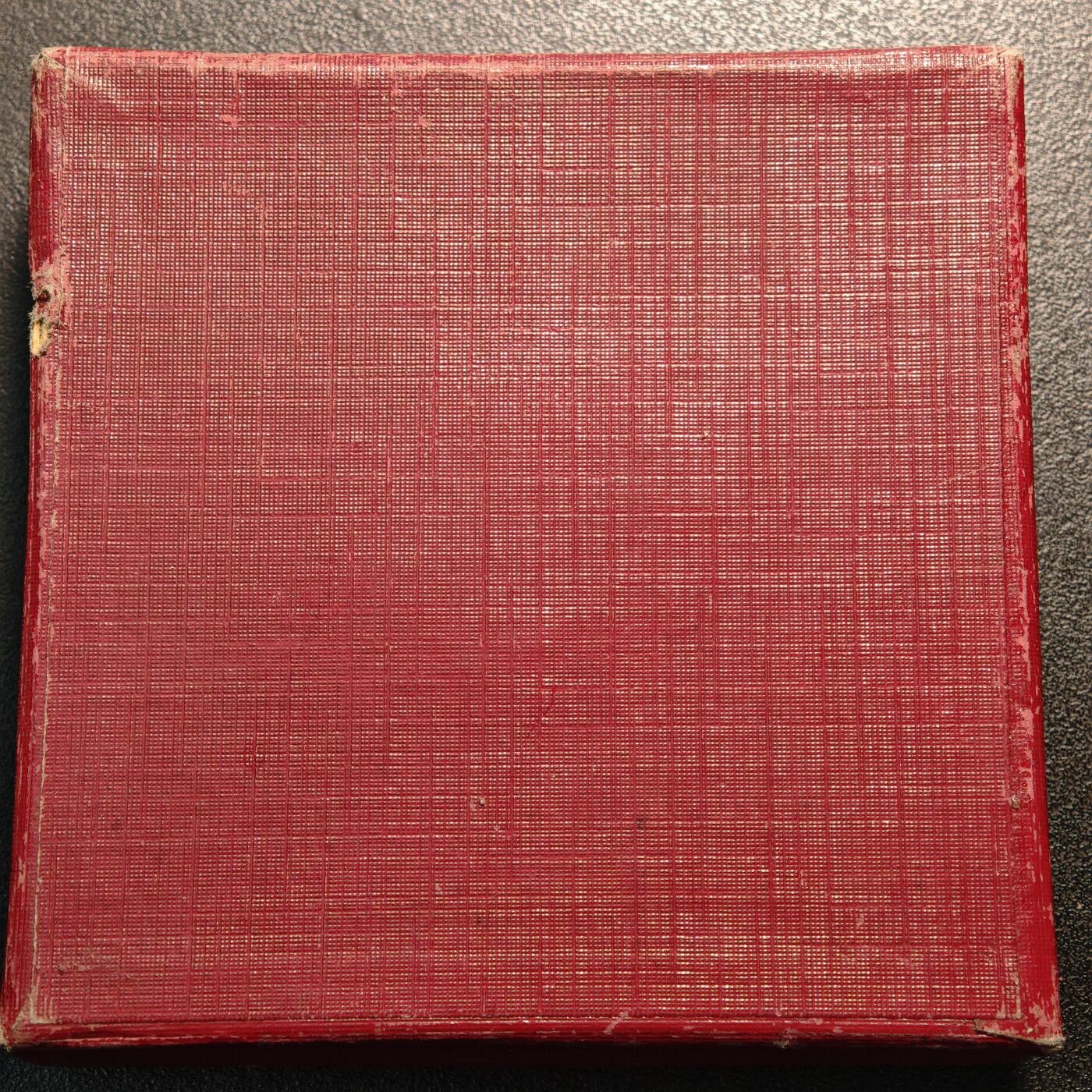 【德藏】世界币章拍卖第136期（拍品征集中~欢迎藏友联系）  1939年 德国第三帝国元首50大寿高浮雕描金边白色陶瓷纪念章 带盒 超大尺寸 直径约：88.2mm；重约：119.6g（原图请联系客服）
