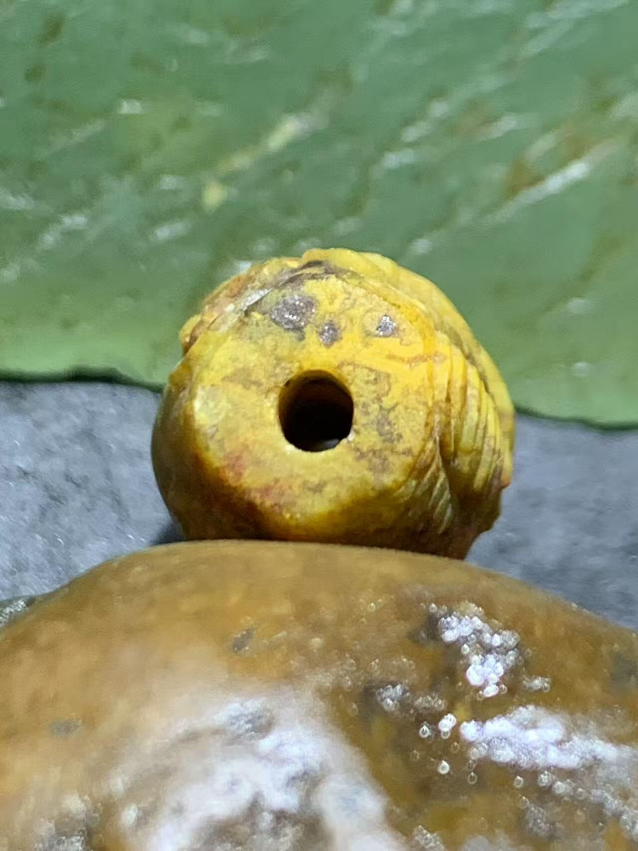 精美亚光草花纹战国红玛瑙手工俏色巧雕龙戏珠桶珠一颗！