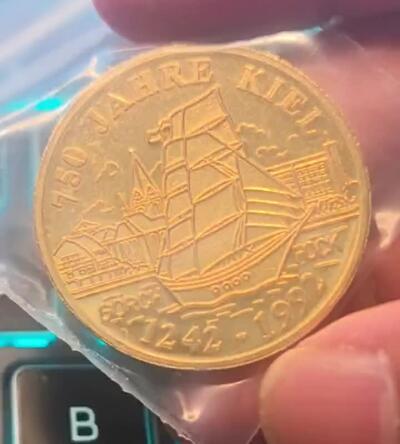 外国优质老铜币纪念币银币专场，周六晚上九点倒数截拍，满百包邮，周日发货,可寄存半年，喜欢朋友微信扫描二维码可直接参拍