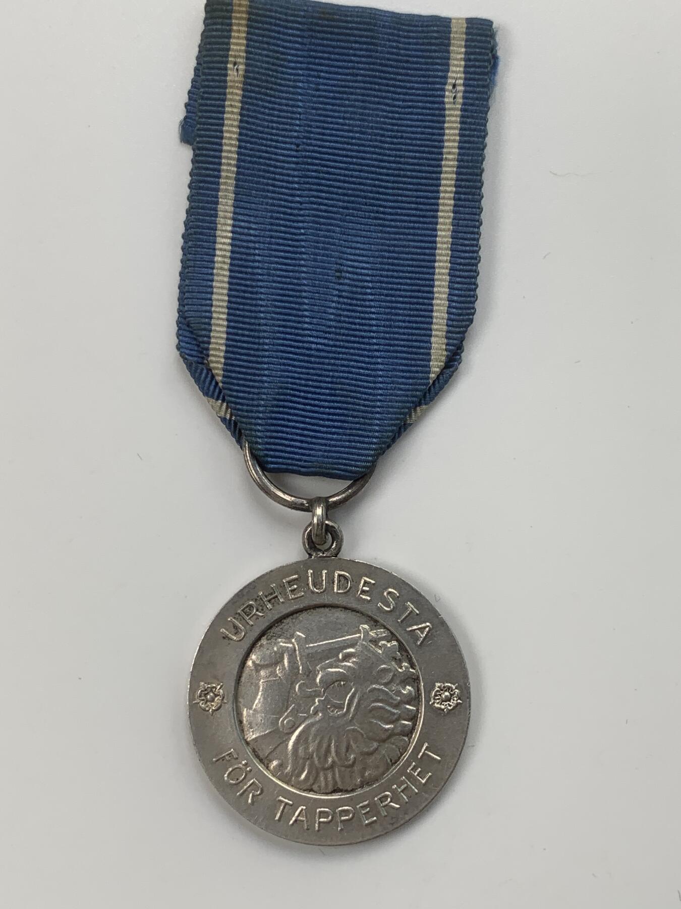 掌中浮雕-藏着的欧洲第031场 1945年芬兰二战一级自由银章，29mm，约12g（含绶带）