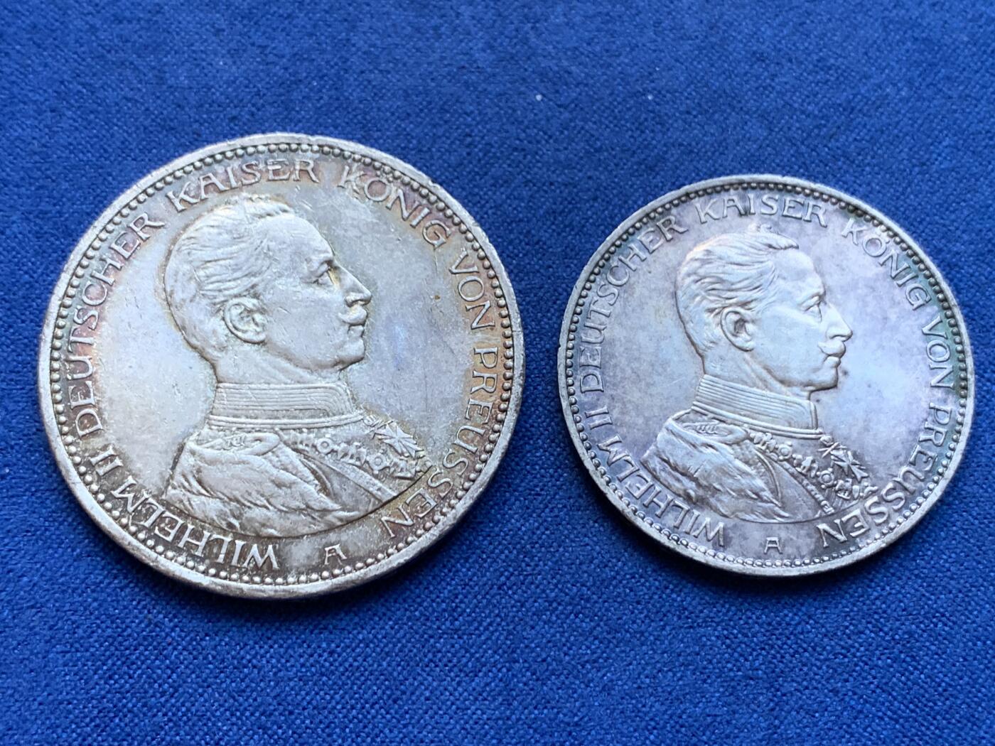 《竞宝斋》第398场 周日，周一，2场连拍 （全场包邮） 2枚一组 德国 1914年 戎装 军装5马克银币 军装3马克银币  5马克非常漂亮的五彩状态 光感舒服  3马克紫色包浆带些许绿彩  光感也挺好 细节见图