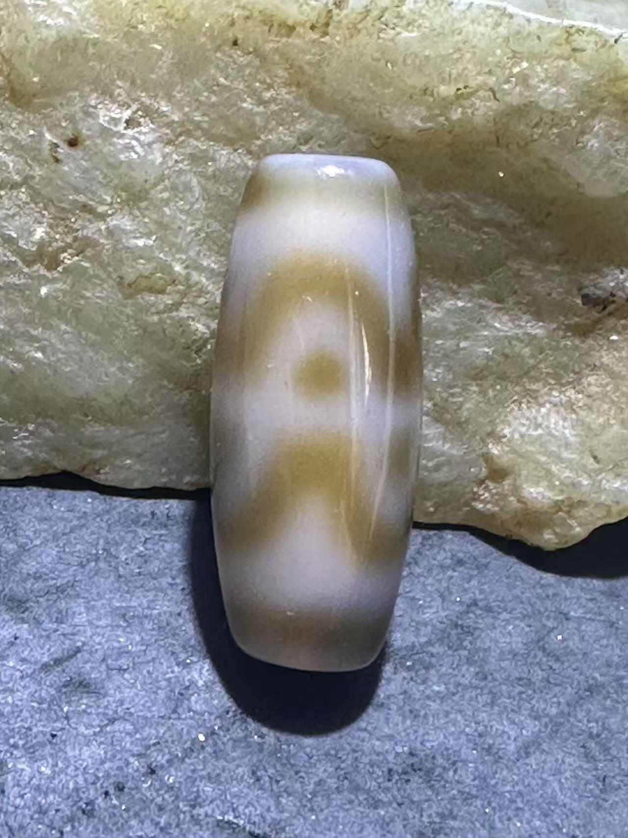 仅此一颗，藏传六瓣莲花虎牙随形天珠一颗