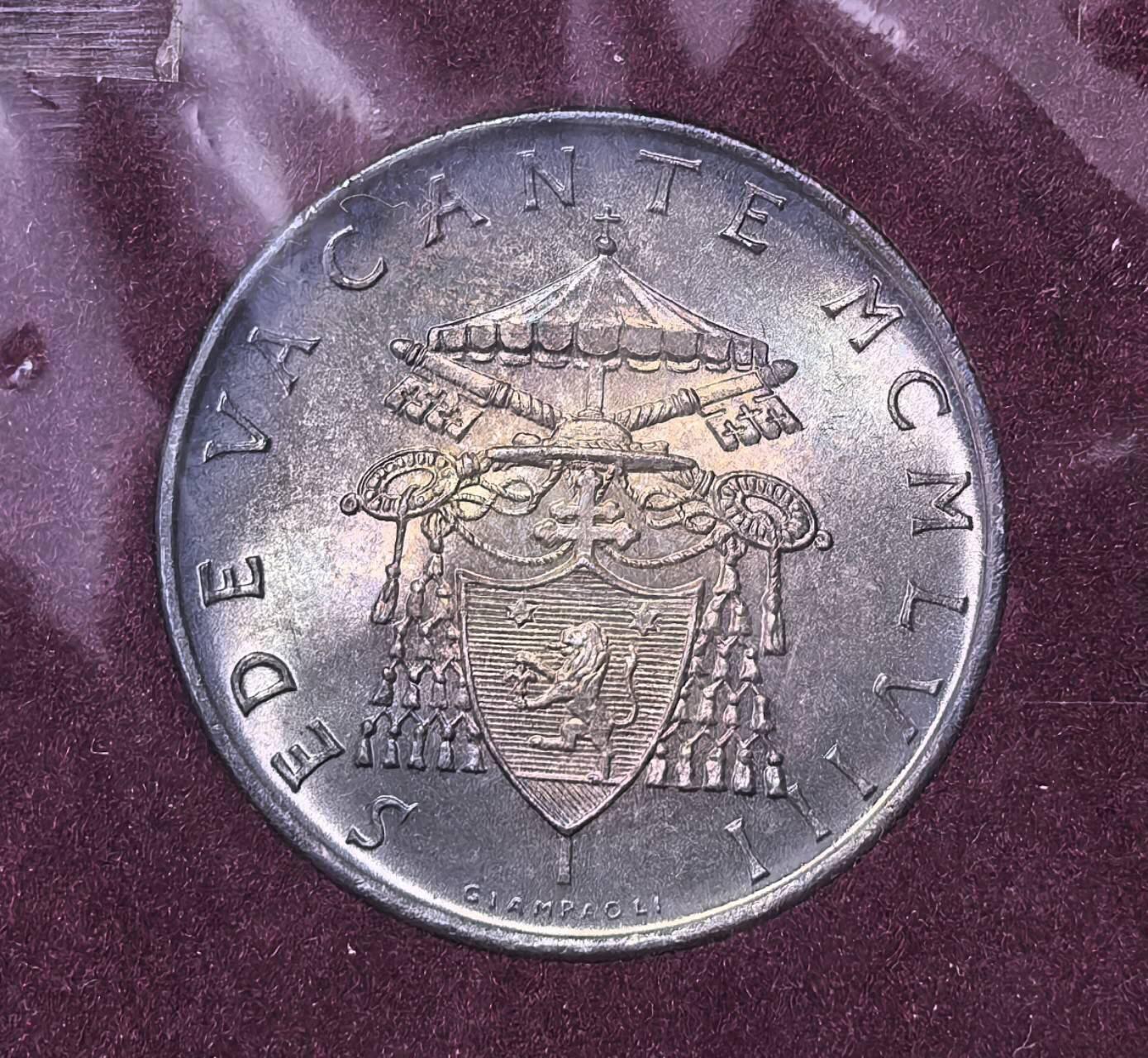 北京马甸外国币专卖第142期，外国币专场，陆续上拍，欢迎关注 梵蒂冈1958年鸽子圣灵500里拉银币  教宗缺位卡册  有些破旧，