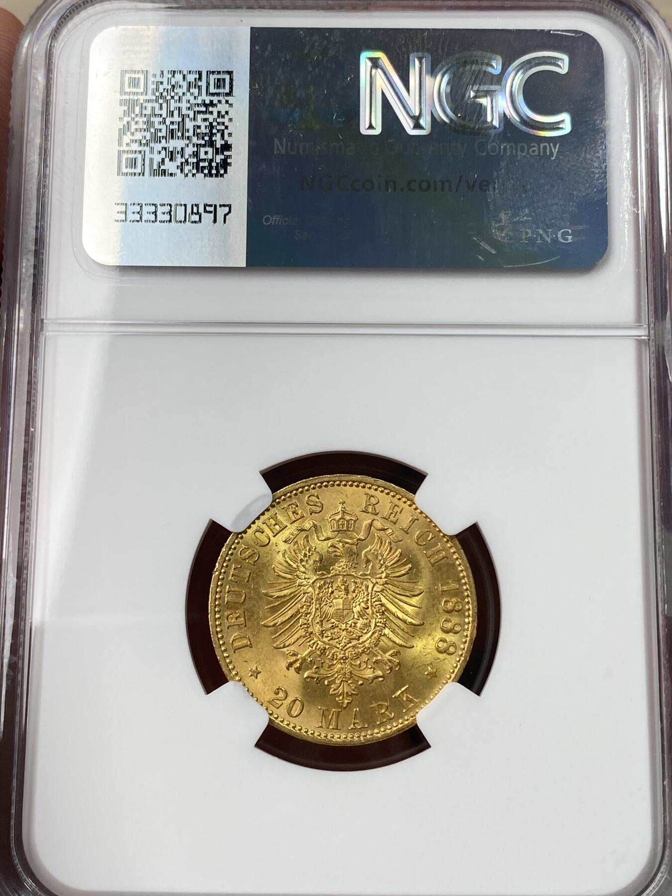 万国钱币拍卖第049期（万国夏季大拍） NGC MS64 1888年德国普鲁士三皇之年短翅流通20马克金币 单年发行 三皇名誉品种 最大面值 丝绸底板黄金转光 7.96g 900金