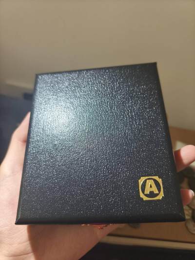 7.15星盘世界钱币古典精品专场，牢孙严选 - 未使用，意大利顶级钱币收纳盒品牌Abafil—评级盒礼盒—蓝丝绒内衬可装1枚评级币  收纳容量：1枚 适合钱币评级盒尺寸：PCGS和NGC的标准评级盒都能装下。  原价40欧元，加国际运费+税费，折扣后核人民币325/件。好钱币更需要好盒子来呵护