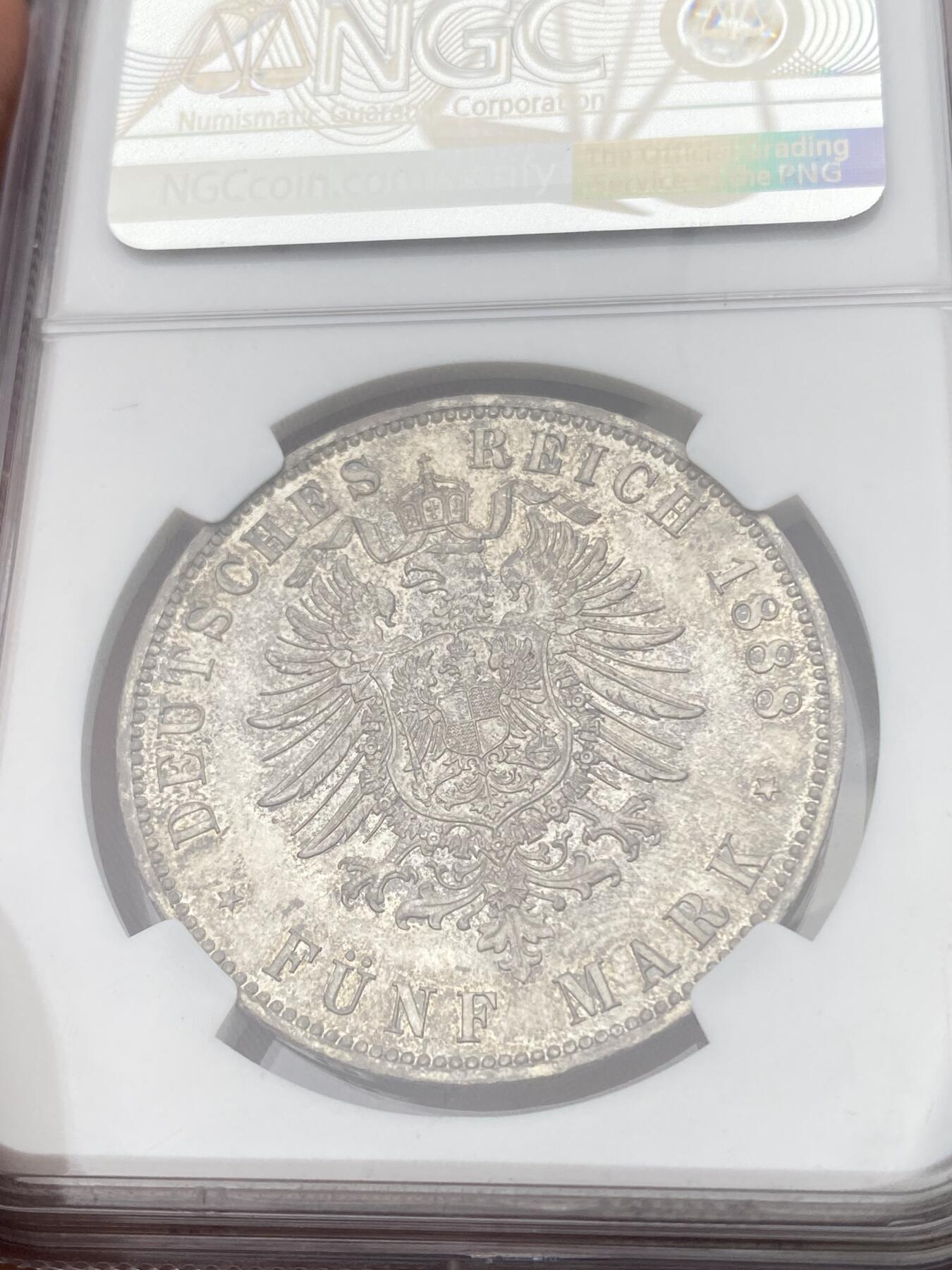 万国钱币拍卖第049期（万国夏季大拍） NGC MS65+ 1888年德国普鲁士三皇之年腓特烈三世短翅5马克 短翅马克经典之作 原味淡彩转光 肉眼无暇状态 无限逼近66的GEM品质