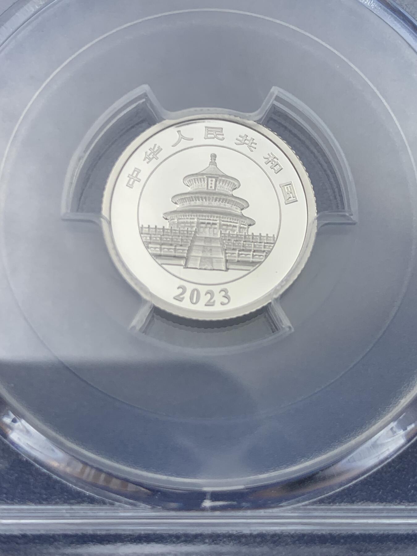 《竞宝斋》第398场 周日，周一，2场连拍 （全场包邮） PCGS PR70DCAM 中国 2023年 3克熊猫铂币，发行量3万枚，限定熊猫盒，铂金行情抬头 收藏投资价值高