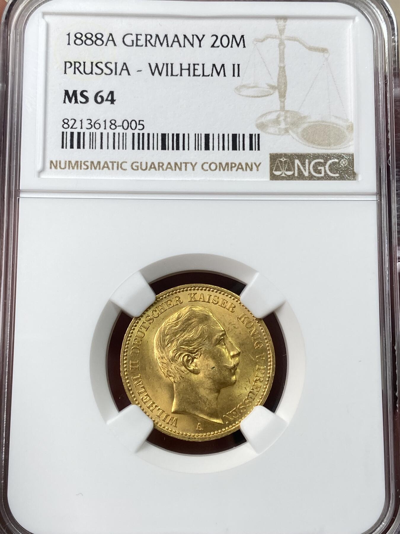 万国钱币拍卖第049期（万国夏季大拍） NGC MS64 1888年德国普鲁士三皇之年短翅流通20马克金币 单年发行 三皇名誉品种 最大面值 丝绸底板黄金转光 7.96g 900金