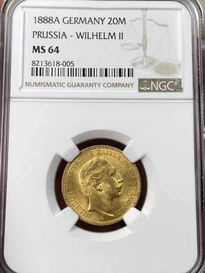 万国钱币拍卖第049期（万国夏季大拍） - NGC MS64 1888年德国普鲁士三皇之年短翅流通20马克金币 单年发行 三皇名誉品种 最大面值 丝绸底板黄金转光 7.96g 900金
