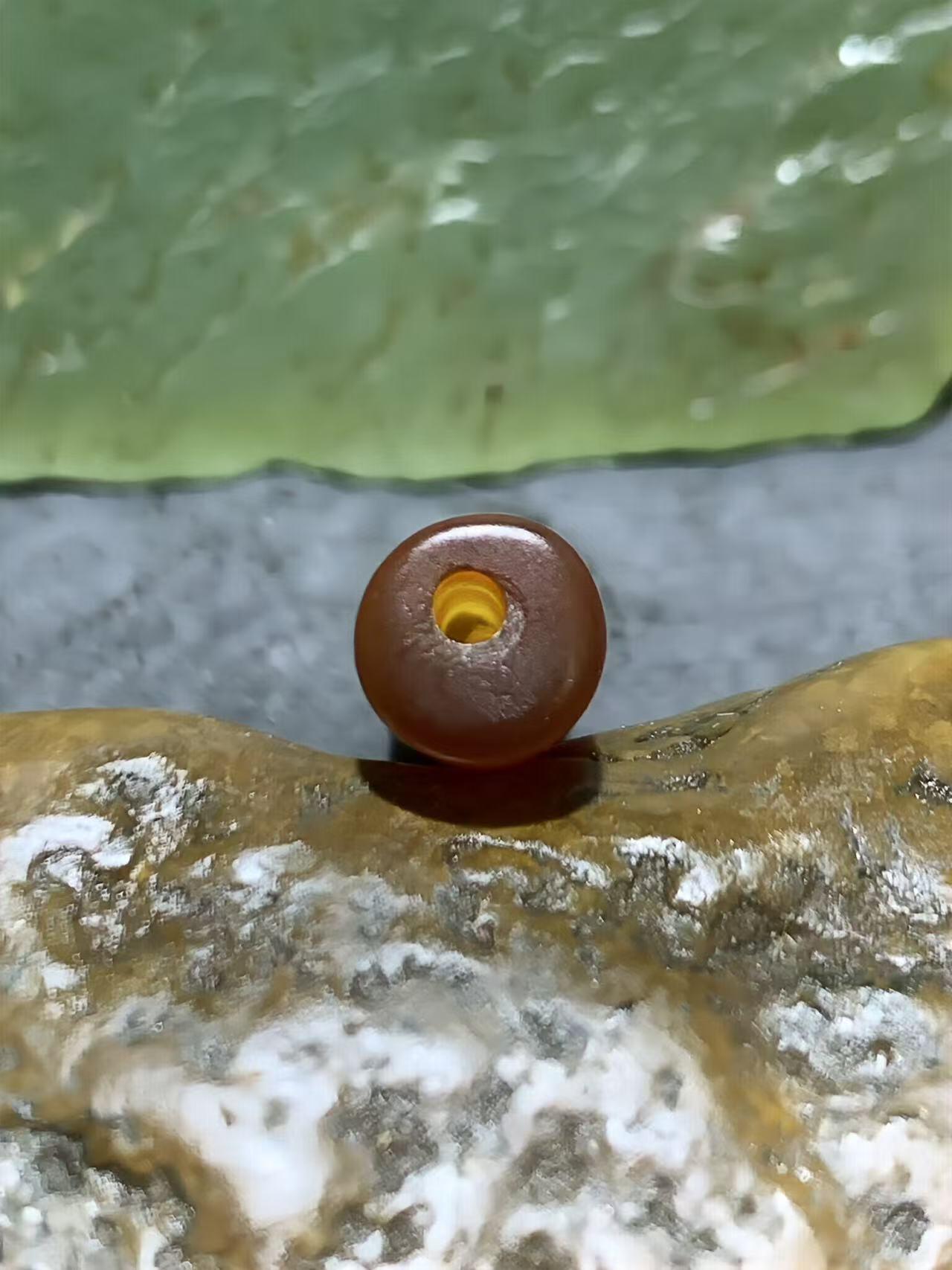 精美高玉化酒红色缠丝玛瑙随形直桶，桶珠一颗，