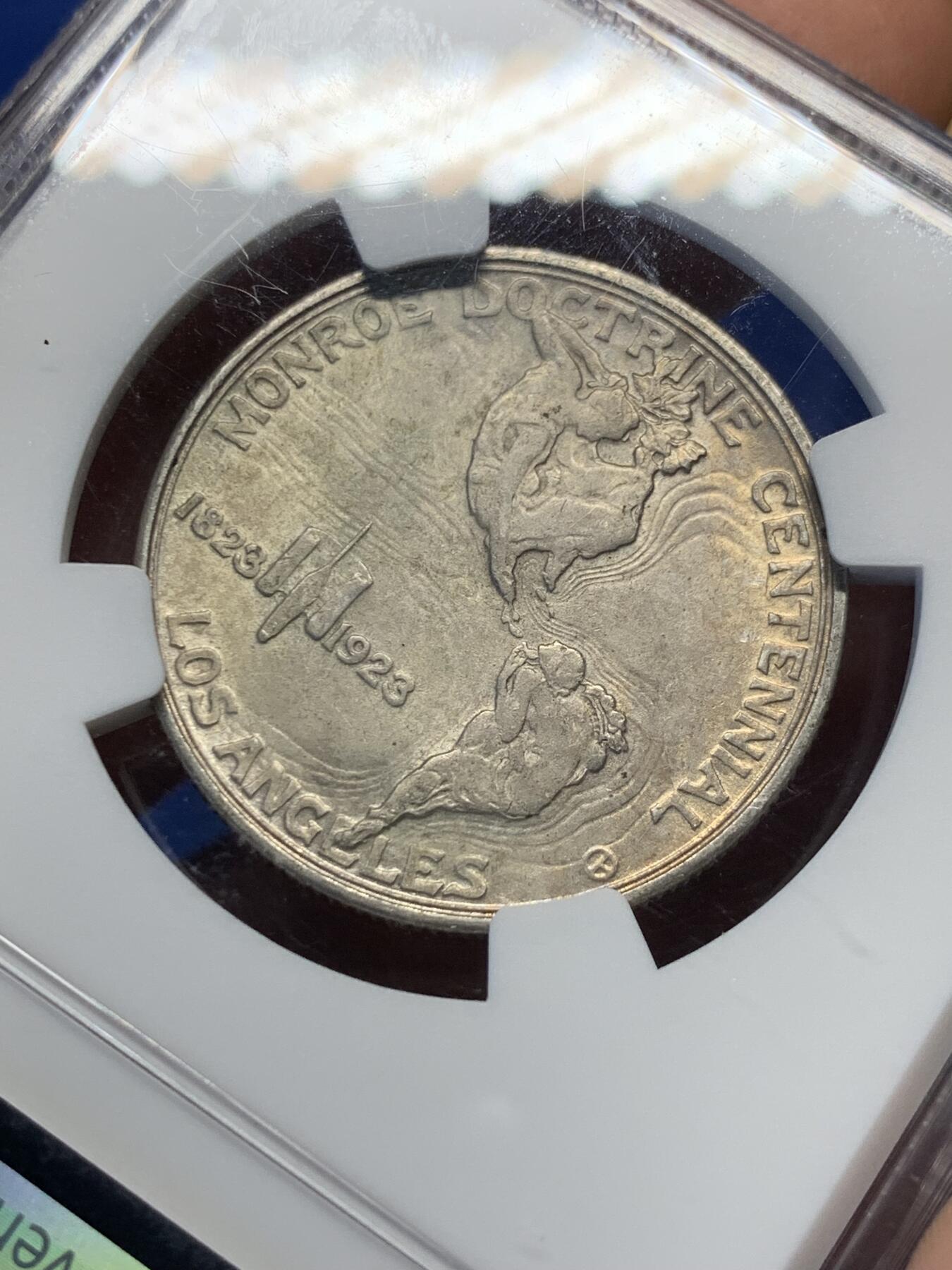 《竞宝斋》第398场 周日，周一，2场连拍 （全场包邮） NGC-AU58 美国 1923年 50美分 主题：纪念美国第五任总统詹姆斯·门罗，提出著名的门罗主义“美洲是美洲人民的美洲”，背面图案拟人化设计，南北美洲手拉手设计非常精妙