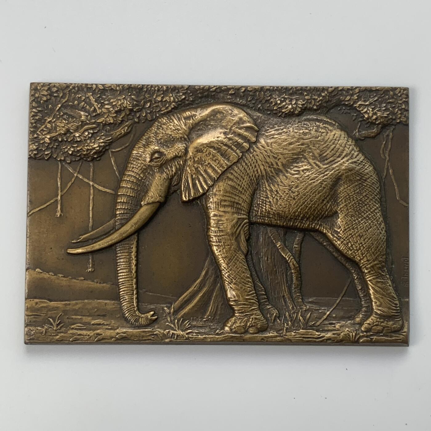 掌中浮雕-藏着的欧洲第031场 1936年非洲象单面青铜章牌，76 x 52mm。是法国雕塑家M. Thenot创作的非洲动物题材系列章之一， 这套章设计制作非常写实、精湛，比较少见并受到现代艺术章爱好者的追捧