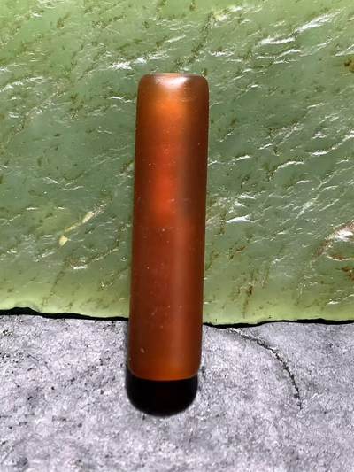 精美高玉化酒红色缠丝玛瑙随形直桶，桶珠一颗， - 精美高玉化酒红色缠丝玛瑙随形直桶，桶珠一颗，