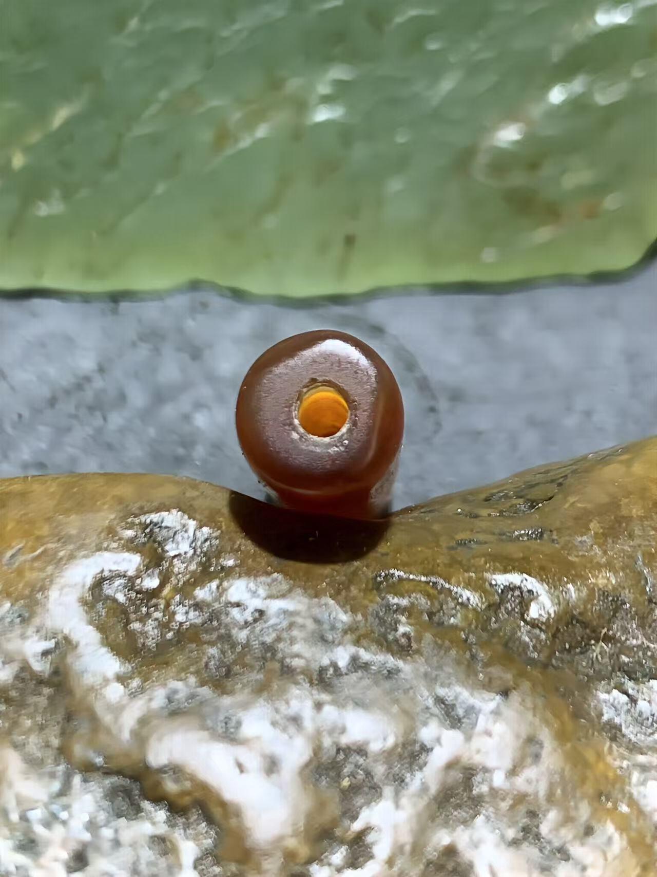 精美高玉化酒红色缠丝玛瑙随形直桶，桶珠一颗，