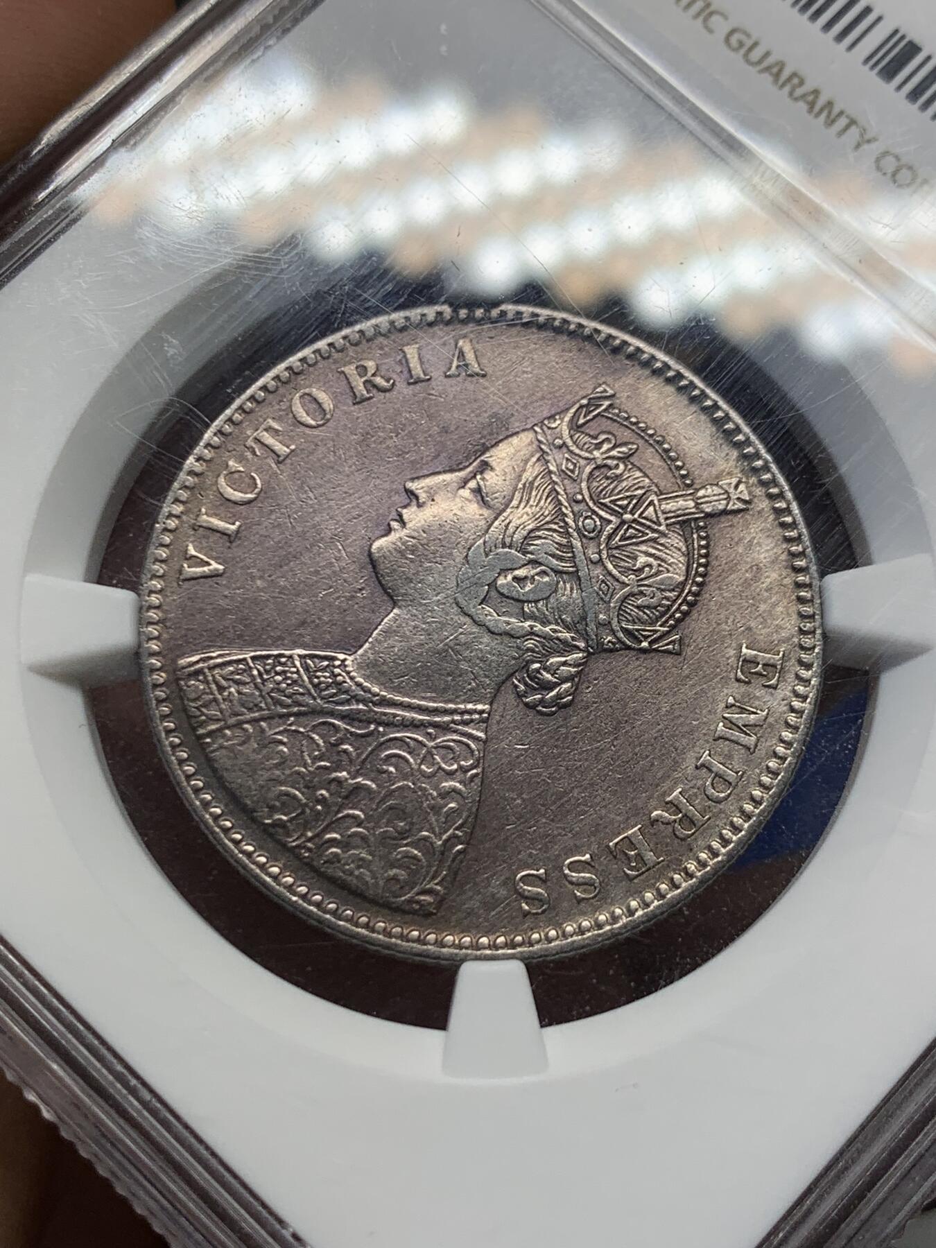 《竞宝斋》第398场 周日，周一，2场连拍 （全场包邮） NGC AU 英属印度 1877年 维多利亚 1卢比银币 细节好带包浆 少见